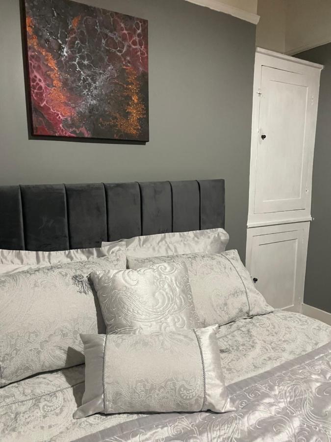 Traditional English 4 Bedroom Home In Greenwich Plumstead  Exteriör bild